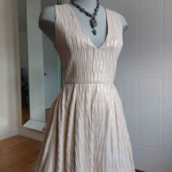 ALICE + OLIVIA Plunge Neckline Midi Beige-Gold Dress New with Tags - US4 - Picture 4 of 12